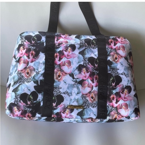 BETSEY JOHNSON. Leo/Blk XORUBY. Beautiful floral Overnight bag. - Picture 3 of 10